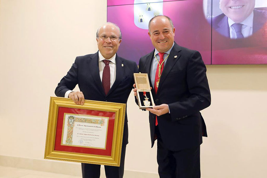 El presidente de Amithe , Javier López-Galiacho, recibió el reconocimiento de la ciudad de Albacete
